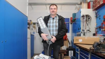 Bild: ge
Der Herr der Lampen: Roland Segerer mit gängigen Modellen der städtischen LED-Umrüst-Aktion. Die Lampen strahlen zielgerichtet und verursachen so weniger Streulicht als die alten Röhren.