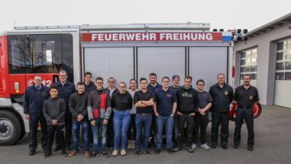 Bild: egl
Die Teilnehmer mit Kreisbrandinspektor Martin Schmidt (links), Lehrgangsleiter KBM Roland Kolbeck (hinten Zweiter von links) und den Ausbildern Robert Amann und Marco Götz (von rechts).