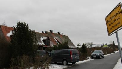 Archivbild: fph
In diesem beschaulichen Holzhaus am Ortseingang von Muckenthal bei Wiesau wurde das Ehepaar tot aufgefunden. Die Kripo ermittelt. 	Bild: Scharf