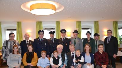 Bild: gi
Richard Götzfried, mit dem zweijährigen Jonathan auf dem Schoß, feiert seinen 80. Geburtstag. Dazu gratulieren seine Frau Erna, die Enkelkinder, Pfarrer Josef Most (Zweiter von links) und Bürgermeister Hermann Ach (rechts) sowie die Abordnungen der Feuerwehr und des Schützenvereins Heumaden.