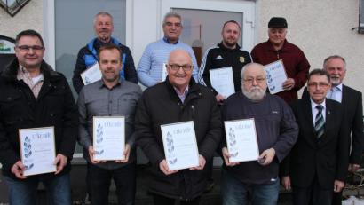 Bild: kro
Langjährige Mitglieder ehrte der SV Poppenreuth bei seiner Jahreshauptversammlung. Das Bild zeigt die Geehrten, vorne in der Mitte Josef Daubenmerkl, der für 60 Jahre Vereinstreue ausgezeichnet wurde. Mit auf dem Bild Vorsitzender Heribert Pickert (rechts) und Zweiter Bürgermeister Karl Busch (Zweiter von rechts).