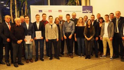 Bild: Bühner
Preisträger und Ehrengäste bei der Preisträgerehrung der Frühjahrsprüfung an der Europaberufsschule Weiden.