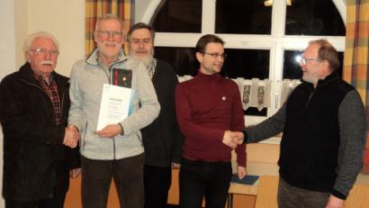 Bild: ksi
Siegmund Kochherr (links), Chorleiter Norbert Hintermeier (Mitte) und Vorsitzender Rudolf Schmid (rechts) gratulierten Werner Mehrländer (Zweiter von links) und Andreas Michalski (Zweiter von rechts).