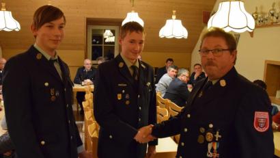 Bild: mde
Kommandant Ludwig Kugler (rechts) nimmt Jonas Zeitler (Mitte) und Bastian Wagner (links) per Handschlag in den aktiven Feuerwehrdienst auf.