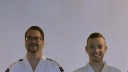 Bild: exb
Die stolzen Schwarzgurtträger Lukas Losch (links) und Norbert Bösl.