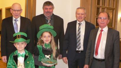 Bild: lep
"Lebrekon", irische Feenwesen, begrüßen zusammen mit den drei Bürgermeistern die Gäste.