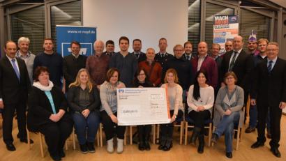 Bild: jr
9250 Euro verteilte die Volksbank Raiffeisenbank Nordoberpfalz in der Geschäftsstelle Mitterteich an 30 Vereine und Institutionen. Mit im Bild Regionalmarktleiter Manfred Steckermeier (links) sowie sein Stellvertreter Harald Zottmeier (rechts) und Geschäftsstellenleiter Dieter Ernstberger (Vierter von rechts).