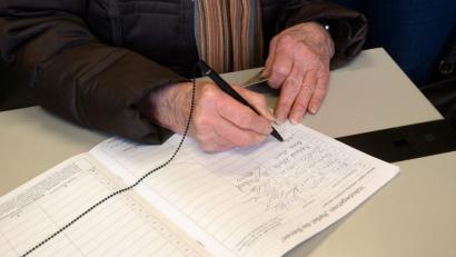 Bild: Gabi Schönberger
Noch bis zum 13. Februar können sich Stimmberechtigte in Listen eintragen und so das Volksbegehren zum Artenschutz unterstützen.