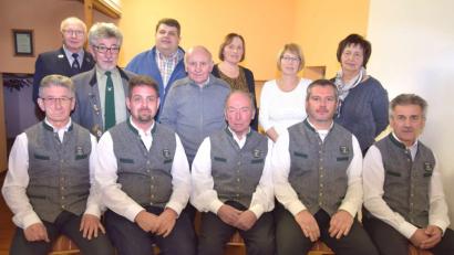 Bild: no
Zum 85. Geburtstag von Josef Sellner (stehend, Vierter von rechts) fanden sich viele Gratulanten ein.