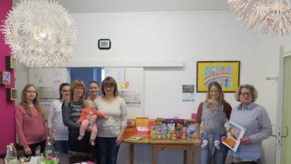 Bild: jzk
Eva Gibhardt (rechts) gibt den Müttern wichtige Hinweise für die richtige Ernährung ihres Babys.