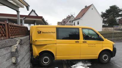 Bild: Polizei Amberg
Ein Postauto hat sich am Montagmittag in Amberg selbstständig gemacht. Das Fahrzeug richtete erheblichen Schaden an, als es auf eine Gartenmauer fuhr.