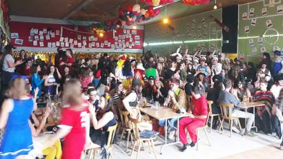 Bild: ü
Närrisches Stelldichein in der Sporthalle: Beim Sportlerball des SC Kirchenthumbach geht die Post ab.