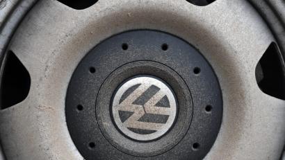 Bild: Ralf Hirschberger/dpa
Volkswagen ruft in Deutschland 65.000 Polo zu einer Kontrolle der Handbremse in die Werkstätten.