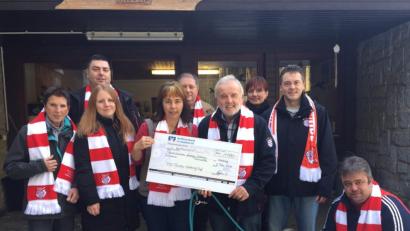 Bild: hod
Ingrid Mallmann freut sich sehr über die Spende des Fanclubs. Im Bild von links Veronika Hofmann, Simon Burkhard, Sabrina Kreuzer, Ingrid Mallmann, Robert Fröhler, Bernd Hofmann, Kerstin und Konrad Baumann und Michael Babl.