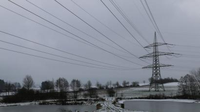 Bild: tr
Der Ostbayernring ist eine rund 185 Kilometer lange, bereits bestehende Stromtrasse, die von Redwitz in Oberfranken über Etzenricht bis nach Schwandorf führt. Aufgrund der zunehmenden Einspeisung regenerativer Energien gerät der Ostbayernring regelmäßig an seine Kapazitätsgrenzen. Deshalb soll die Leistungsfähigkeit deutlich erhöht werden. Das Bild zeigt die derzeitige Trasse in der Nähe von Konnersreuth.