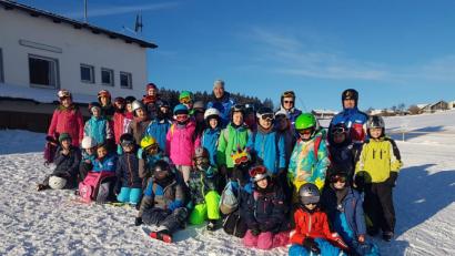 Bild: dob
Die Grundschüler freuen sich über beste Wintersportbedingungen für die Skikurse im Ski- und Langlaufzentrum Silberhütte und im Ski- und Snowboardzentrum Fahrenberg.