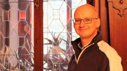 Bild: mvs
Christian Früh, Geschäftsführer des Golfclubs Regensburg, beim Frühjahrsputz zur Vorbereitung der neuen Saison: „Heuer haben wir die Hirschgeweihe abgehängt und frisch tapeziert.“ (mvs)