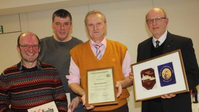 Bild: frd
Nach zwei Jahrzehnten in ihren Ämtern stellten (vorne von links) Thomas Wilhelm als Kassier, Hans Neuber als MMC- Obmann und Mitarbeiter Bernhard Fischer (hinten) ihre Ämter zur Verfü-gung. Hans Neuber (zweiter von rechts) ist auf Beschluss der Vorstandschaft per Urkunde zum „Ehrenobmann der MMC Teunz ernannt worden, wozu MMC- Präses Herbert Rösl (rechts) gratu-lierte.