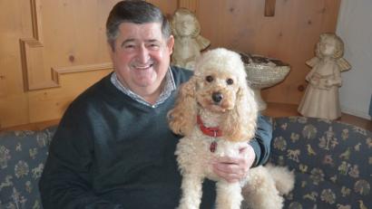 Bild: jr
"Alm"-Wirt Josef Weiß feiert am Mittwoch seinen 70. Geburtstag. Darüber freut sich auch sein vierjähriger Pudel „Floh“.