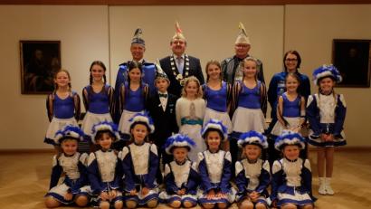 Bild: Stefanie Gradl
Die drei Bürgermeister Thorsten Grädler, Hans-Martin Schertl und Heinrich Ruppert (von links) empfangen im Rathaus die Vilsecker Kindergarde mit ihrem Prinzenpaar und ihrer Trainerin Jessy Mayerhofer.