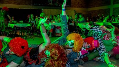 Bild: sml
Ausgelassene Stimmung auf dem Feuerwehrball im vergangenen Jahr. Diesmal lädt die Windischeschenbacher Wehr zur Faschingsparty ins Pfarrheim ein.