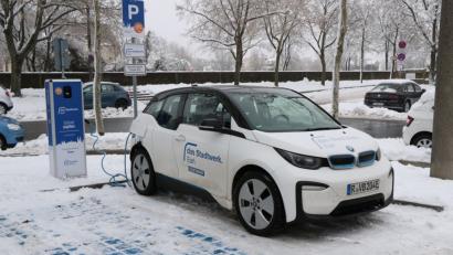 Bild: Mirjam Graf
In Regensburg hat die Zukunft längst begonnen: E-Autos gibt es im Car-Sharing. Nutzen können diese Fahrzeuge zum Beispiel auch Menschen, die in der Stadt arbeiten, mit dem Zug einpendeln und ab und an ein Fahrzeug benötigen. Eine Studentin erzählt von ihren Erfahrungen mit dem Angebot.