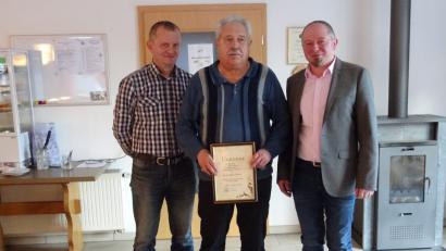 Bei der Jahreshauptversammlung ehrt Vorsitzender Gerhard Heindl (rechts) mit seinem Stellvertreter Anton Luber (links) Max Haberl für seine 50-jährige Treue zum Geflügelzuchtverein Schnaittenbach-Hirschau mit einer Urkunde.