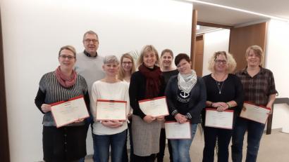 Bild: exb
Monika Zeitler, Referent Rudolf Schubert von der Ressourcenwerkstatt Bamberg, Ilona Kilian, Sabina Lehmann, Silke Weinhold, Laura Köchert, Kirsten-Anja Langguth, Ramona Wurzel und Michaela Mäder-Schletz (von links) freuen sich über den erfolgreichen Abschluss des Leitungskurses.