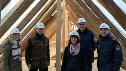 Bild: exb
Auf dem Dach der Klosterburg Kastl informierte sich die Projektgruppe um Christian Kopf (Zweiter von links) und Ingbert Hoffmann (rechts) über den Stand der Bauarbeiten.