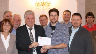 Bild: exb
Juso-Unterbezirksvorsitzender Adrian Kuhlemann übergibt dem Vorsitzenden der SPD-Kreistagsfraktion, Günter Stich, schriftlich die Forderung der jungen Genossen nach Einführung eines Sozilatickets.