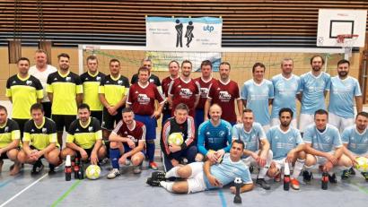 Bild: hai
Die Altherrenkicker des SVSW Kemnath (rechts) holen sich nach einem Neunmeter-Schießen im Endspiel gegen den ASV Haidenaab (Mitte) den den UTP-Oldies-Cup. Der SV Kulmain (links) belegt mit einem 2:1-Erfolg gegen SV Seybothenreuth Platz drei.