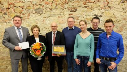 Bild: Stefanie Gradl
Mit einem Geschenk verabschiedet Bürgermeister Hans-Martin Schertl (links) Manfred Roppert (Dritter von links) in den Ruhestand. Dessen Frau überreicht er einen Blumenstrauß. Mit im Bild: 3. Bürgermeister Heinrich Ruppert (Vierter von links), Geschäftsleiter Harald Kergl (Zweiter von links) sowie die neuen Sachbearbeiter für Liegenschaften Maike Faber und Tobias Wilde.