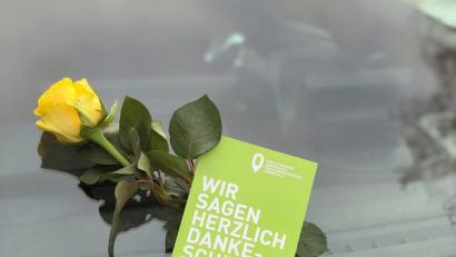 Bild: exb
Wer richtig parkt, bekommt zum Valentintstag von den Parksheriffs eine Belohnung.