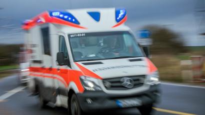 Bild: Jens Büttner
Eine 90-Jährige musste in Amberg ins Klinikum eingeliefert werden, nachdem sie von einem führerlosen Auto angefahren worden war.