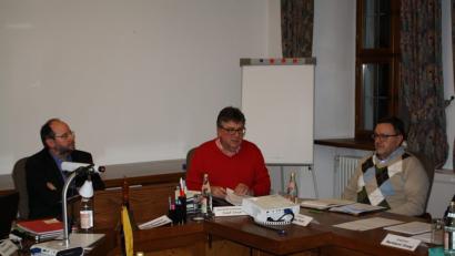 Bild: bjp
Eine mögliche Satzung für ein "Kommunalunternehmen Bauhof" stellte Rechtsanwalt Andreas Hilge (Mitte zwischen zweitem Bürgermeister Max Schwärzer und Verwaltungsgemeinschafts-Geschäftsleiter Josef Stock) dem Stadtrat vor.