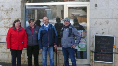 Bild: sön
MdB Marianne Schieder an der Ensdorfer Hauptstraße mit Ladenbesitzerin Karin Peuker, SPD-Ortsvorsitzendem Hans Ram und Gemeinderat Werner Scharl (von links)