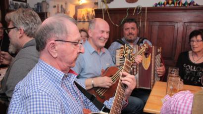 Bild: ui
Roman Karl (von links), Dieter Seidl und Roland Hansl wollen die Musikantentradition beim Zoigl in der Kreisstadt fortsetzen. Beim "Waldhauser"-Fasching treten die "Zoigl-Lauser" erstmals öffentlich auf.