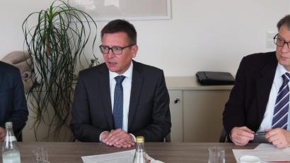 Bild: Bühner
Geschäftsführer Peter Witt vom Jobcenter Weiden-Neustadt, Arbeitsagenturleiter Thomas Würdinger und Geschäftsführer Leonhard Merkl
vom Jobcenter Tirschenreuth (von links) erklären das neue Teilhabechancengesetz für Langzeitarbeitslose