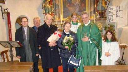 Bild: exb
Pfarrer Hannes Lorenz würdigte den jahrzehntelangen Einsatz von Anna Pöppl. Unser Bild zeigt von links Kirchenmusiker Jonathan Brell, Mesner Michael Kurz, Ludwig Pöppl, Anna Pöppl, Pfarrer Hannes Lorenz und die beiden Ministrantinnen.