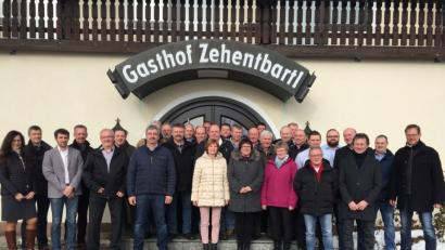 Bild: exb
Zusammen bringen sie es auf rund 1000 Arbeitsjahre: 27 Mitarbeiter der Flachglas Wernberg GmbH wurden im Gasthaus Zehentbartl für langjährige Treue geehrt. 	Bild: exb