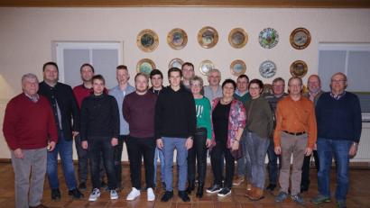 Bild: nib
Sie leiten den Verein in den nächsten zwei Jahren: (von links) Ferdinand Tischner, Tobias Dirrigl, Fabian Rockinger, Markus Raab, Christoph König, Bastian Ebenhöch , Tobias Schleicher, Johannes Dirrigl, Sonja Stöckl, Willi Stöckl, Gisela Zerbian, Reinhold Kemptner, Gabi Kemptner, Anton Mang, Klaus Ketzler, Erwin Zerbian und Xaver Kemptner. Bürgermeister Christian Ziegler (Zweiter von links) gratulierte zum intakten Vereinsleben.