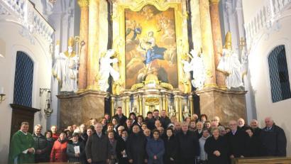 Bild: do
Ein Vielzahl von Ehejubilaren fand sich auf Einladung von Pfarrer Adrian Kugler und des Pfarrgemeinderates zum Dankgottesdienst in der Klosterkirche Speinshart ein.