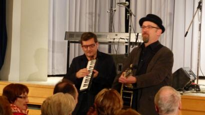 Bild: exb
Hubert Treml (rechts) und Franz Schuier stellen in Erbendorf klar: Das Englische stamm vom Oberpfälzer Dialekt.