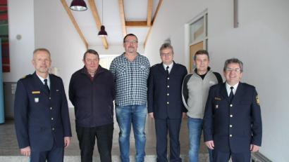 Bild: exb/Polizeipräsidium Oberpfalz
Polizeivizepräsident Thomas Schöniger (links), Leitender Polizeidirektor Robert Hausmann (rechts) und Polizeihauptkommissar Siegfried Deml (Dritter von rechts) begrüßten von der Schwandorfer Sicherheitswacht (von links) Josef Baarfuß, Christian Reinhardt und Thomas Faderl zur Fortbildung.
