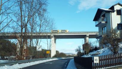 Bild: e
Die Theuerner Autobahn-Brücke: Oben donnert der Verkehr drüber, drunter stöhnen die Anwohner über den Lärm. Ob es wirklich zu laut ist, soll nun eine Messung zeigen. Die Autobahndirektion sieht keinen Handlungsbedarf, die Gemeinde Kümmersbruck will es jetzt genau wissen und veranlasst selbst eine Lärm-Messung.