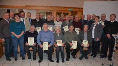 Bild: jr
Für fünfzigjährige Mitgliedschaft zeichnete der vlf-Kreisverband diese Mitglieder aus. Mit im Bild vlf-Geschäftsführer Wolfgang Wenisch (rechts), Kreisbäuerin Irmgard Zintl (3. von rechts), sowie stellvertretender vlf-Vorsitzender Hans Scherm (4. von links), MdL Anna Toman (3. von links), Bürgermeister Roland Grillmeier (5. von links) und stellvertretender Kreisobmann Martin Härtl (links).