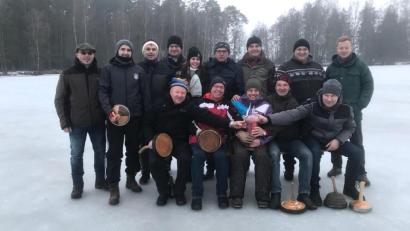 Bild: wro
Den Glaspokal sicherte sich die Falkenberger "Vorstandschaft" (sitzend) vor den "Titelverteidigern" aus der Burggemeinde.