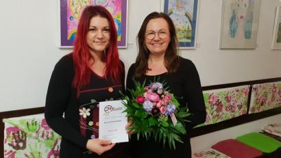 Bild: jzk
Jessika Wöhrl-Neuber (links) bedankt sich bei der versierten Referentin Kristine Joop mit einem Blumenstrauß.