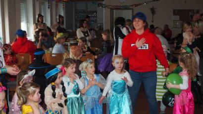 Bild: gz
Die toll maskierten Kinder umzingeln die Panzerknacker-Lady Nicola Hummer und Kathrin Zinkl und Daniela Kleber (links hinten von links) als fesche Robin-Hood-Darstellerinnen sorgen für leckeren Kuchen.