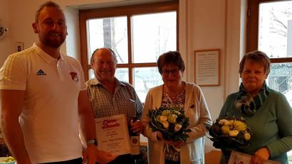Bild: R. Kreuzer
Abteilungsleiter Christian Schraml (von links) zeichnet mit Georg und Helga Scharbauer und Regina Winter drei langjährige VfB-Tennisspieler aus.